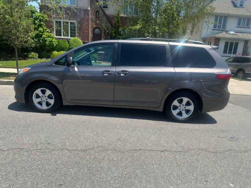 2017 Toyota Sienna LE 8-Passenger