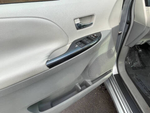 2011 Toyota Sienna SE 8-Passenger