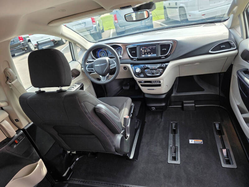 2023 Chrysler Voyager LX