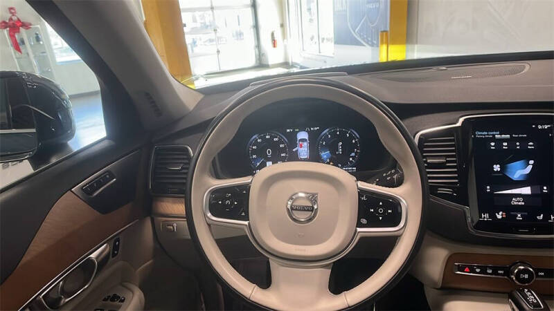 2022 Volvo XC90 T6 Momentum 7-Passenger