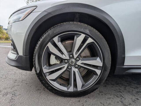 2025 Volvo V60 Cross Country B5 Plus