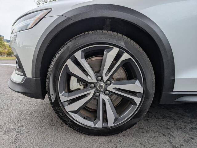 2025 Volvo V60 Cross Country B5 Plus