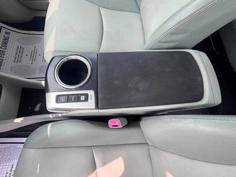 2013 Toyota Prius v Five