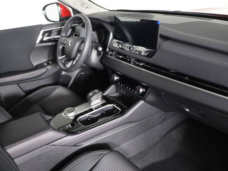 2025 Mitsubishi Outlander ES