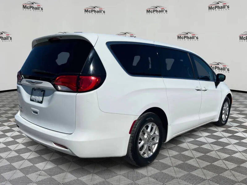 2022 Chrysler Voyager LX