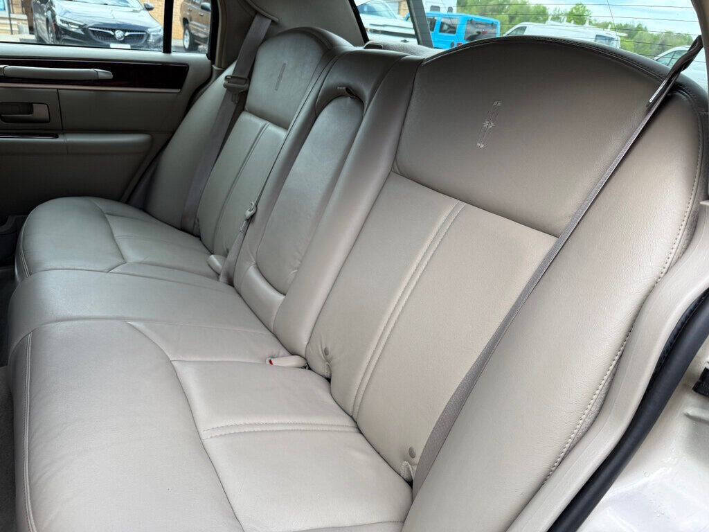 2010 Lincoln Town Car 32