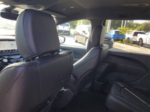 2025 Chrysler Voyager LX