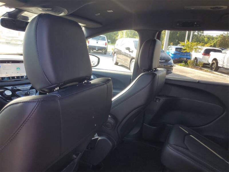 2025 Chrysler Voyager LX