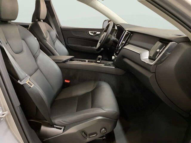 2025 Volvo XC60 B5 Core Dark Theme