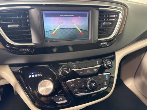 2022 Chrysler Voyager LX