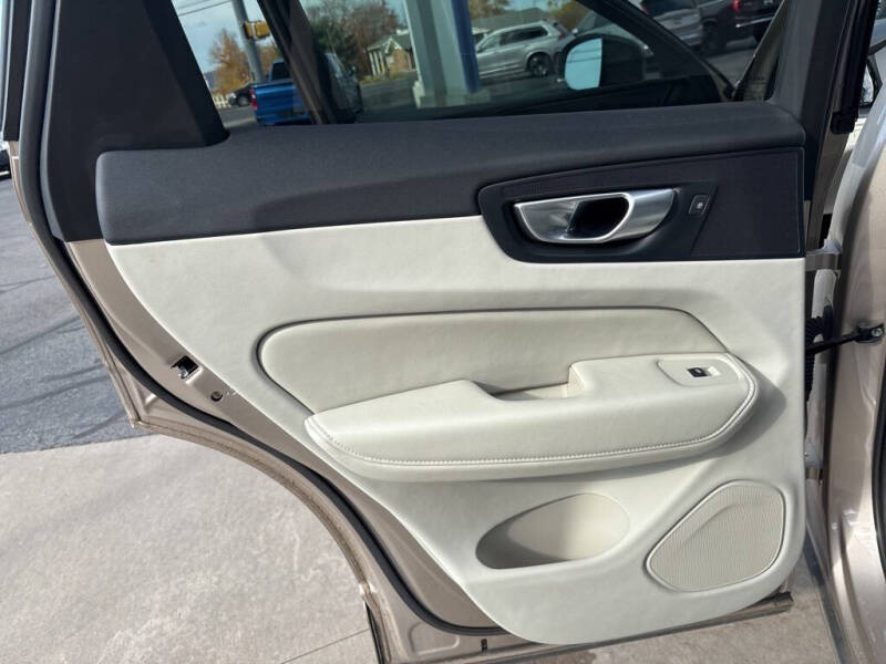 2024 Volvo XC60 B5 Core Dark Theme