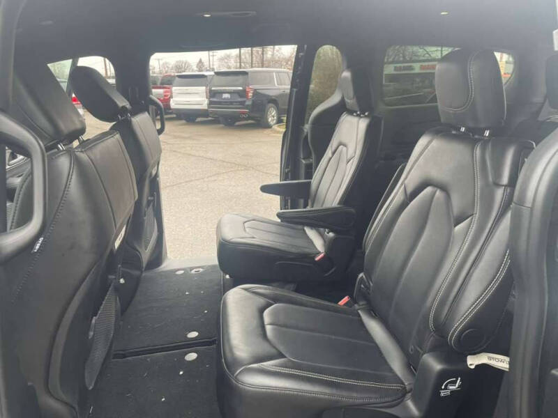 2025 Chrysler Pacifica Select