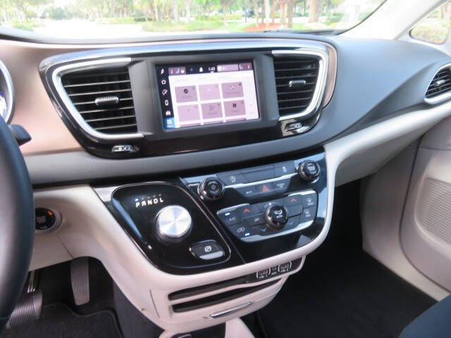 2022 Chrysler Voyager LX