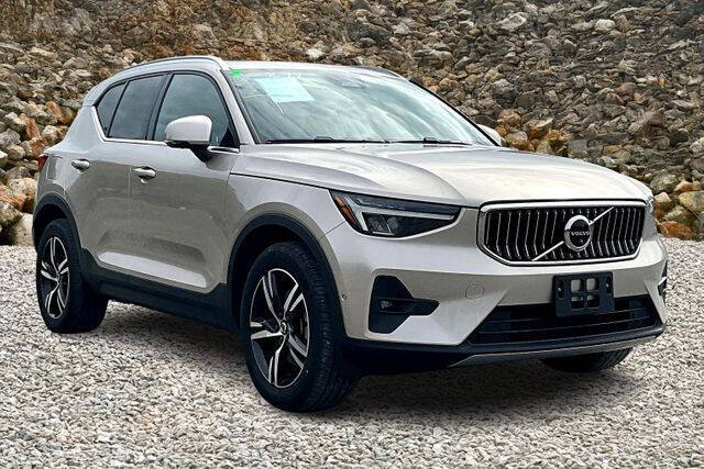2023 Volvo XC40 B5 Plus Bright Theme