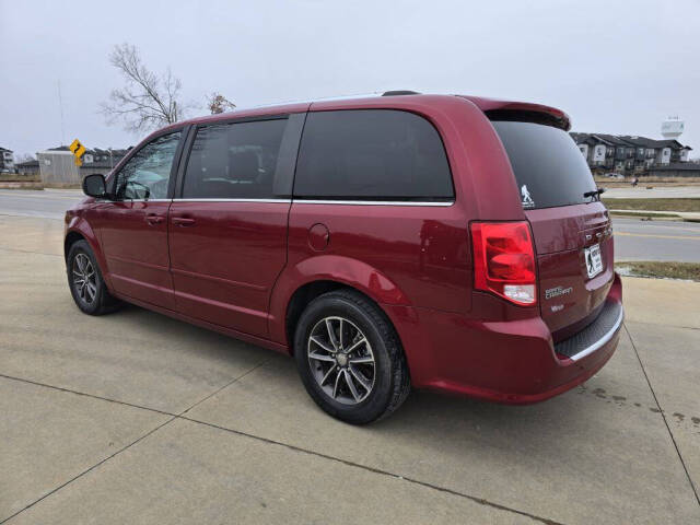 2016 Dodge Grand Caravan for sale at Bigfoot Auto in Hiawatha, IA