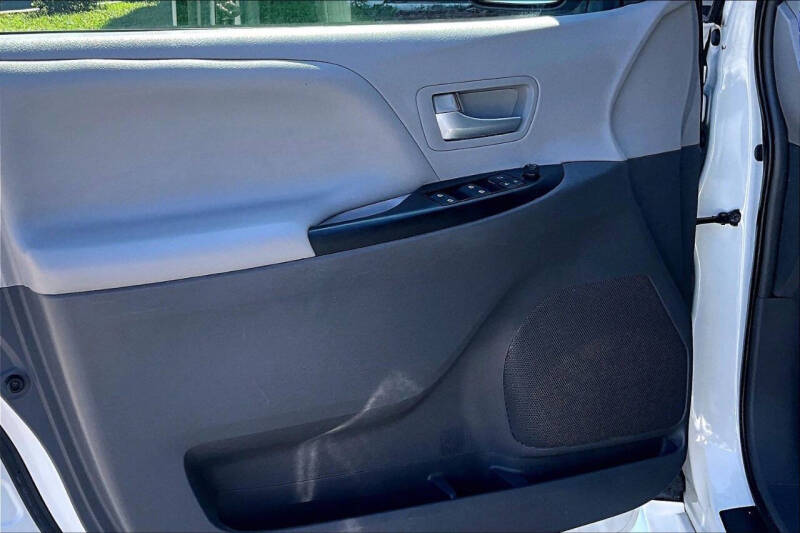 2021 Toyota Sienna LE 8-Passenger