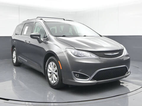 2017 Chrysler Pacifica Touring-L Photo