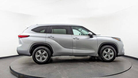 2023 Toyota Highlander LE