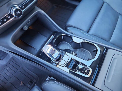 2024 Volvo XC40 B5 Plus Dark Theme