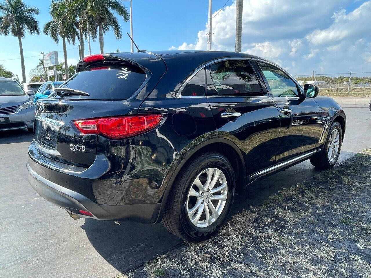 2017 INFINITI QX70 SUV / Crossover - $16,900
