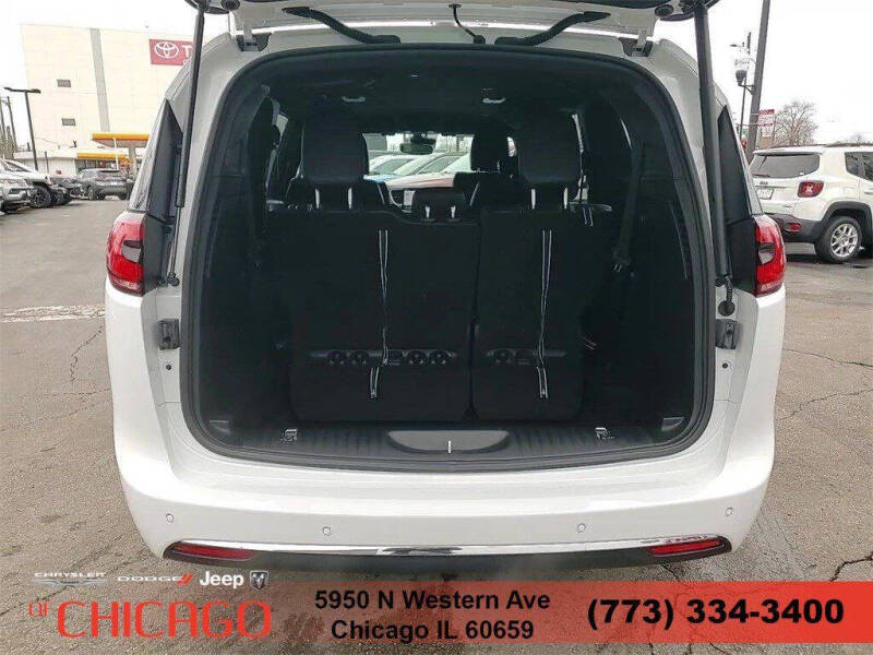 2025 Chrysler Pacifica Select