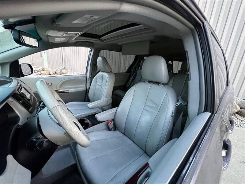 2014 Toyota Sienna XLE photo 14