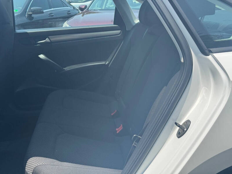 2014 Volkswagen Passat 1.8T S PZEV