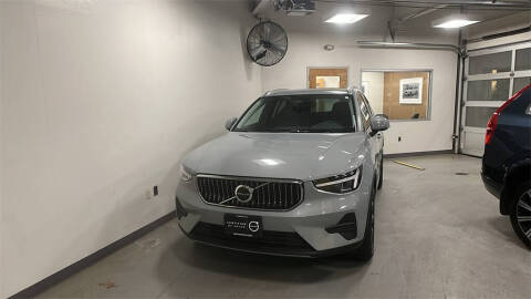 2025 Volvo XC40 B5 Core Bright Theme