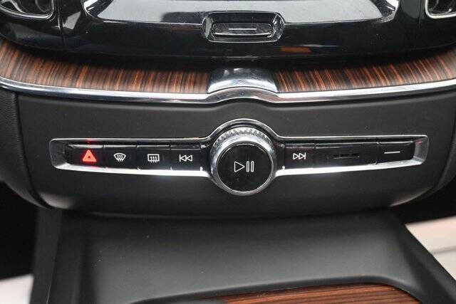 2023 Volvo XC60 B5 Plus Dark Theme