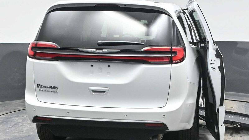 2025 Chrysler Pacifica Select