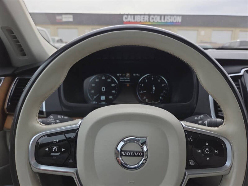 2021 Volvo XC90 T6 Momentum 7-Passenger