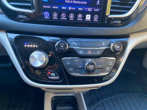 2017 Chrysler Pacifica Touring-L