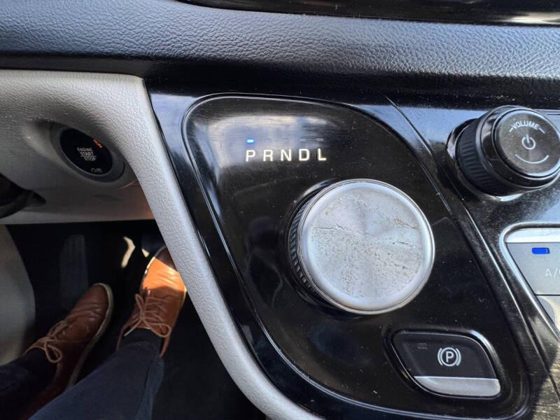 2022 Chrysler Voyager LX