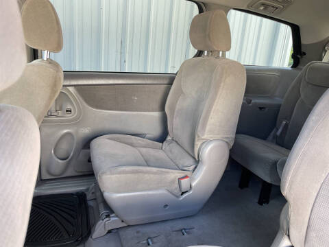 2004 Toyota Sienna LE 8 Passenger