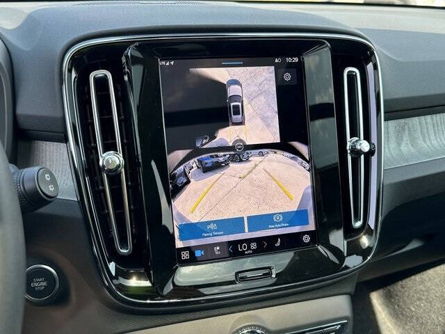 2025 Volvo XC40 B5 Ultra Bright Theme