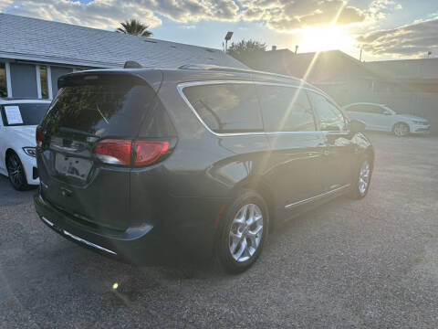 2017 Chrysler Pacifica Touring-L Plus