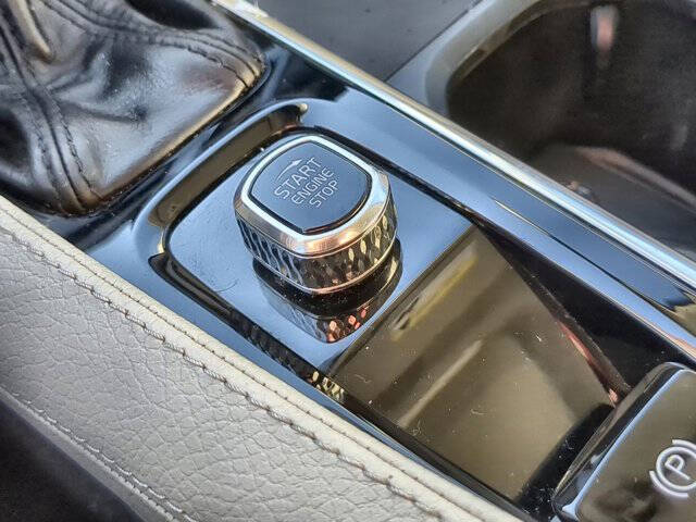 2022 Volvo XC90 T6 Momentum 6-Passenger