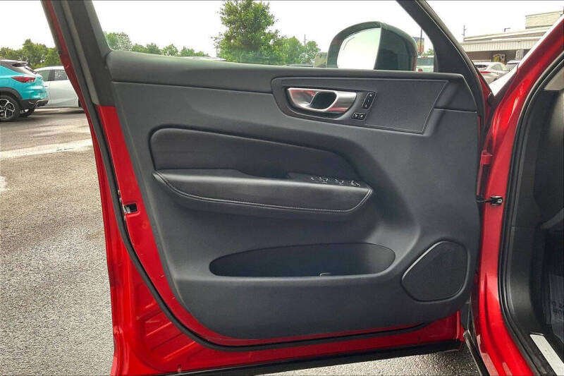 2023 Volvo XC60 B5 Plus Dark Theme