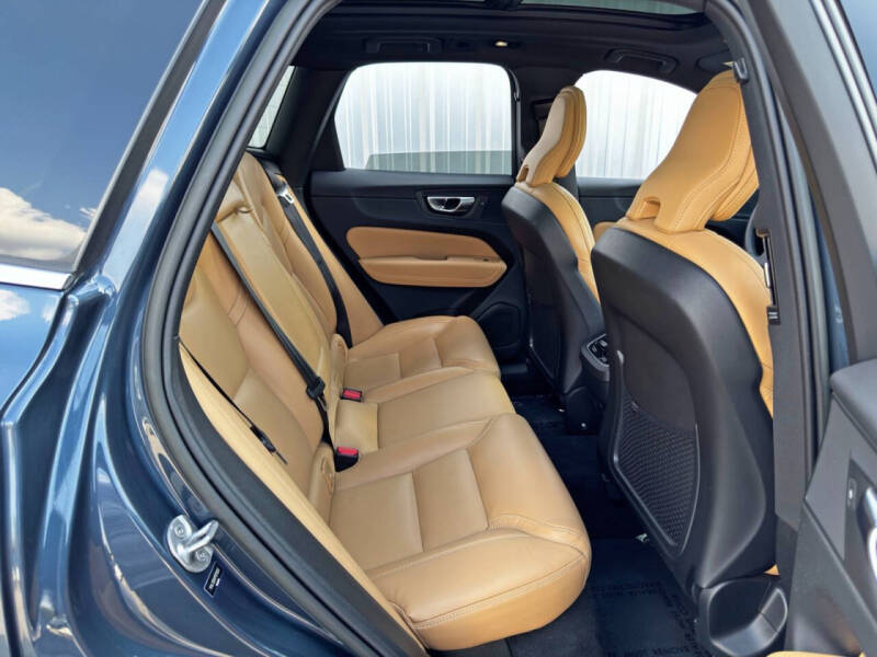 2023 Volvo XC60 B5 Ultimate Bright Theme