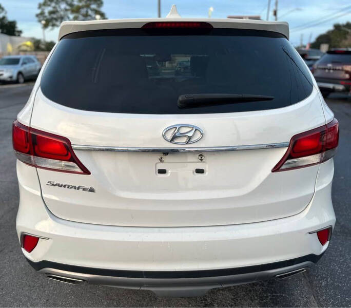 2017 Hyundai Santa Fe SE photo 4