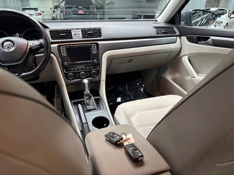 2017 Volkswagen Passat 1.8T R-Line