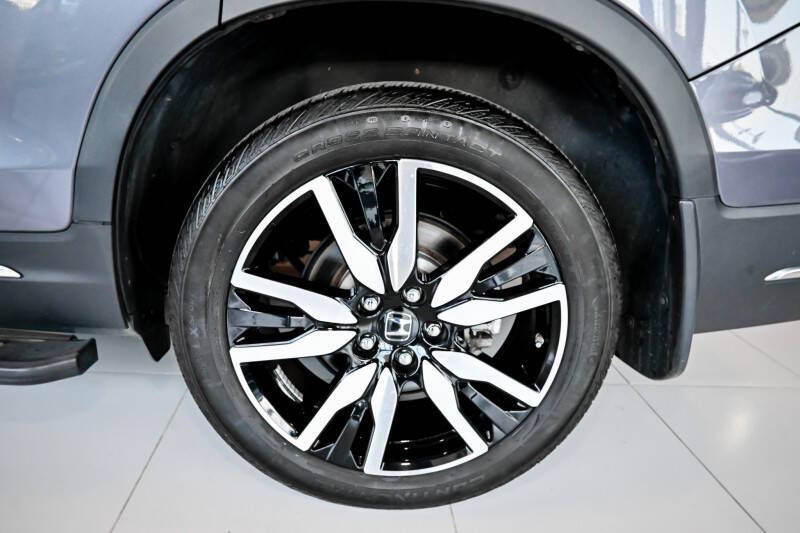 2022 Honda Pilot Touring w/Rear Captain's Chairs