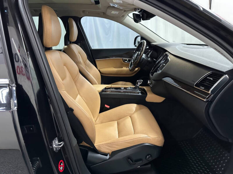 2016 Volvo XC90 T6 Momentum