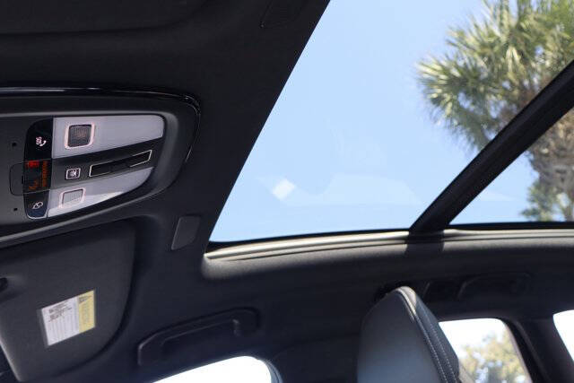 2024 Volvo XC60 Recharge T8 Ultimate Dark Theme