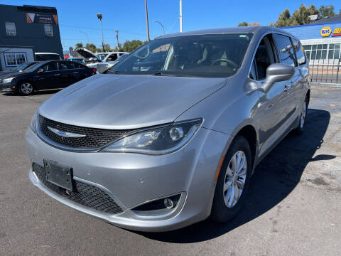 2019 Chrysler Pacifica for sale at Mister Auto in Lakewood CO