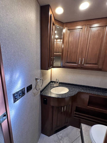 2014 Fleetwood Discovery 40e 380 Cummins Diesel, 1.5 BATH