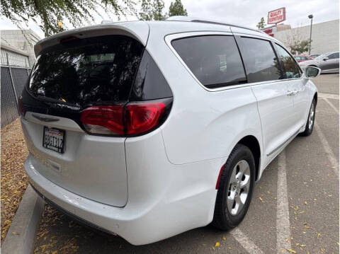 2017 Chrysler Pacifica Touring-L Plus