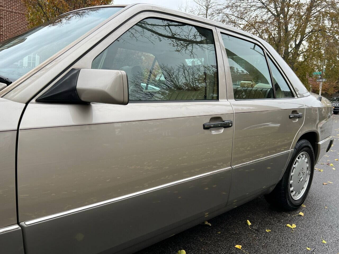 1990 Mercedes-Benz 300-Class  - $6,900