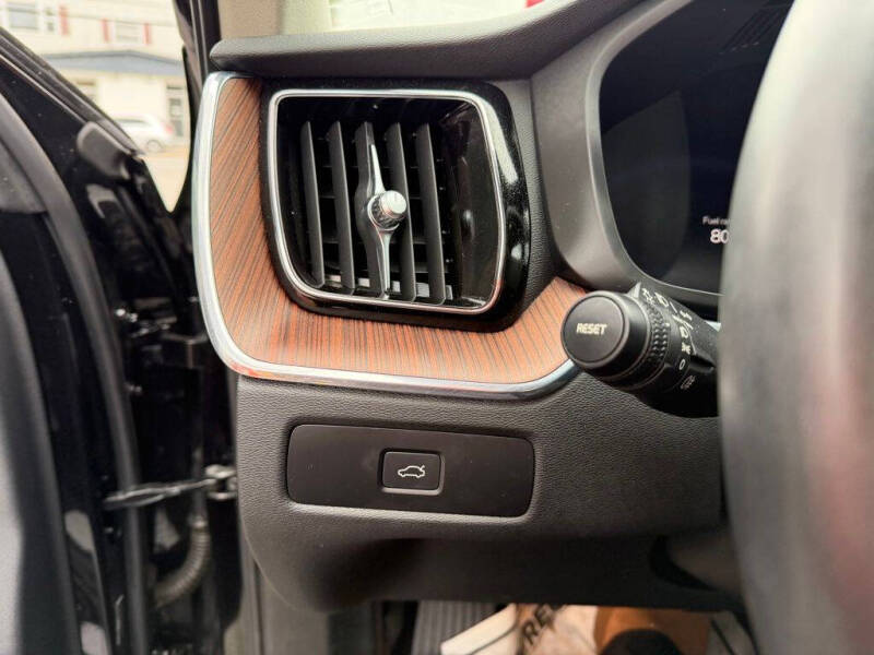 2024 Volvo XC60 B5 Plus Dark Theme