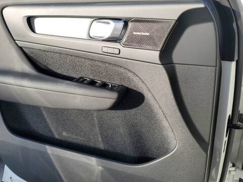 2024 Volvo XC40 B5 Ultimate Bright Theme